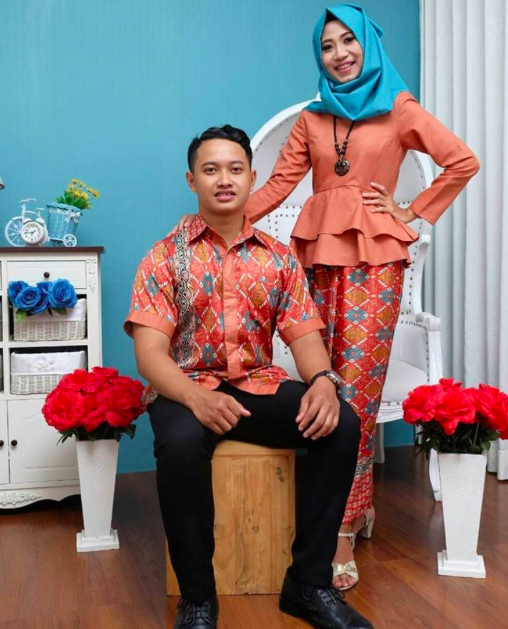 [FOTO] Baju Batik Couple Curi Tumpuan Netizen. Menariknya!