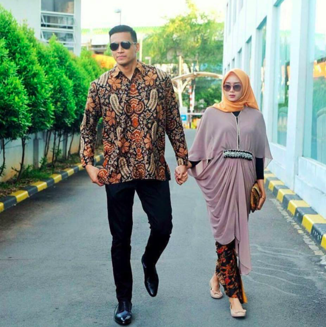 [FOTO] Baju Batik Couple Curi Tumpuan Netizen. Menariknya!