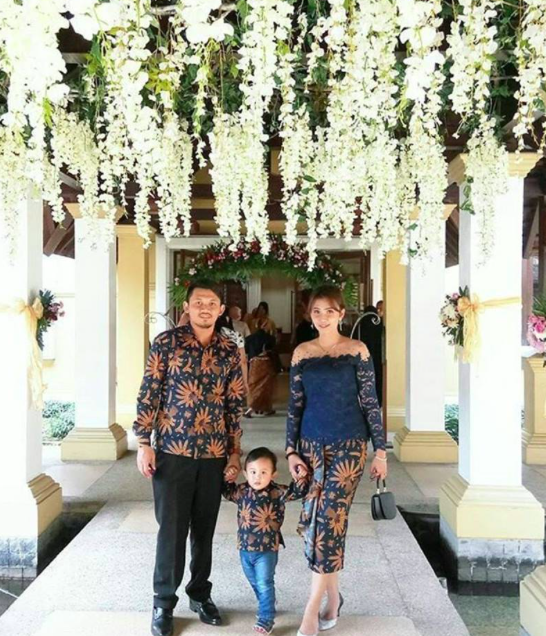 [FOTO] Baju Batik Couple Curi Tumpuan Netizen. Menariknya!