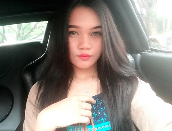 [FOTO] Viral Gadis ‘Mesra’ Dengan Abang Polis, Siapa Dia? Cantiknya..