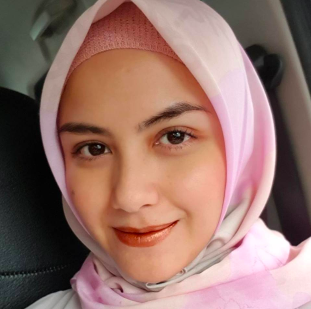 (Gambar) Cantik! Wajah Terkini ‘Bawang Putih’ Selepas Berhijab.. Makin Cun & Meletop!