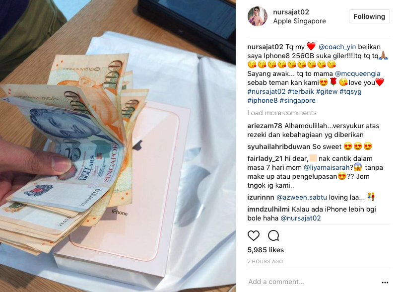 ‘Sayang Awak’ – Terima Kejutan Iphone 8 Dari BF, Netizen Cemburu Dengan Sajat?