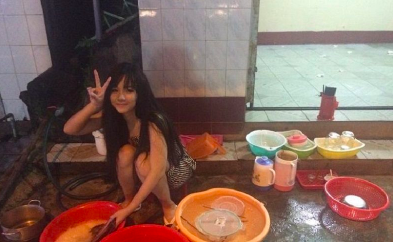 (Gambar) Gara-Gara Foto Ini, Ramai Yang Mahu Jadikan Gadis Pencuci Pinggan Ini Isteri.. Kenapa Agaknya?