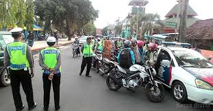 Rakaman Video Budak Sekolah Seorang Perempuan Melawan dan Menengking Polis Jadi Viral dan Kejutkan Ramai Netizen