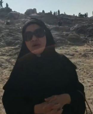 [Video] Bersemut! Ibu Fazura Tak Sedar Tercakap “Nak Doakan Hubungan ‘Mereka’ Berkekalan” Di Jabal Rahmah…