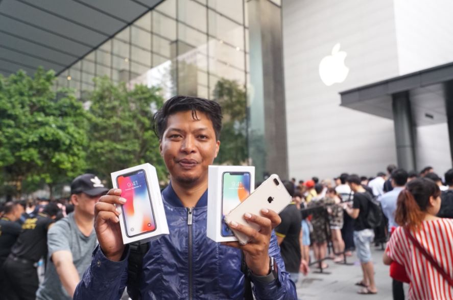 [Video] “So Sweet! Bertuahnya Isteri…”, Lelaki Dari JB Ini Beratur 3 Hari Beli iPhone X Untuk Isteri!