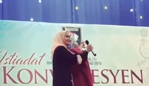 Anak Rasa Sebak dan Menangis Hingga Naik Ke Pentas Ketika Ibunya Amy Mastura Menyanyi Di Hari Konvokesyen