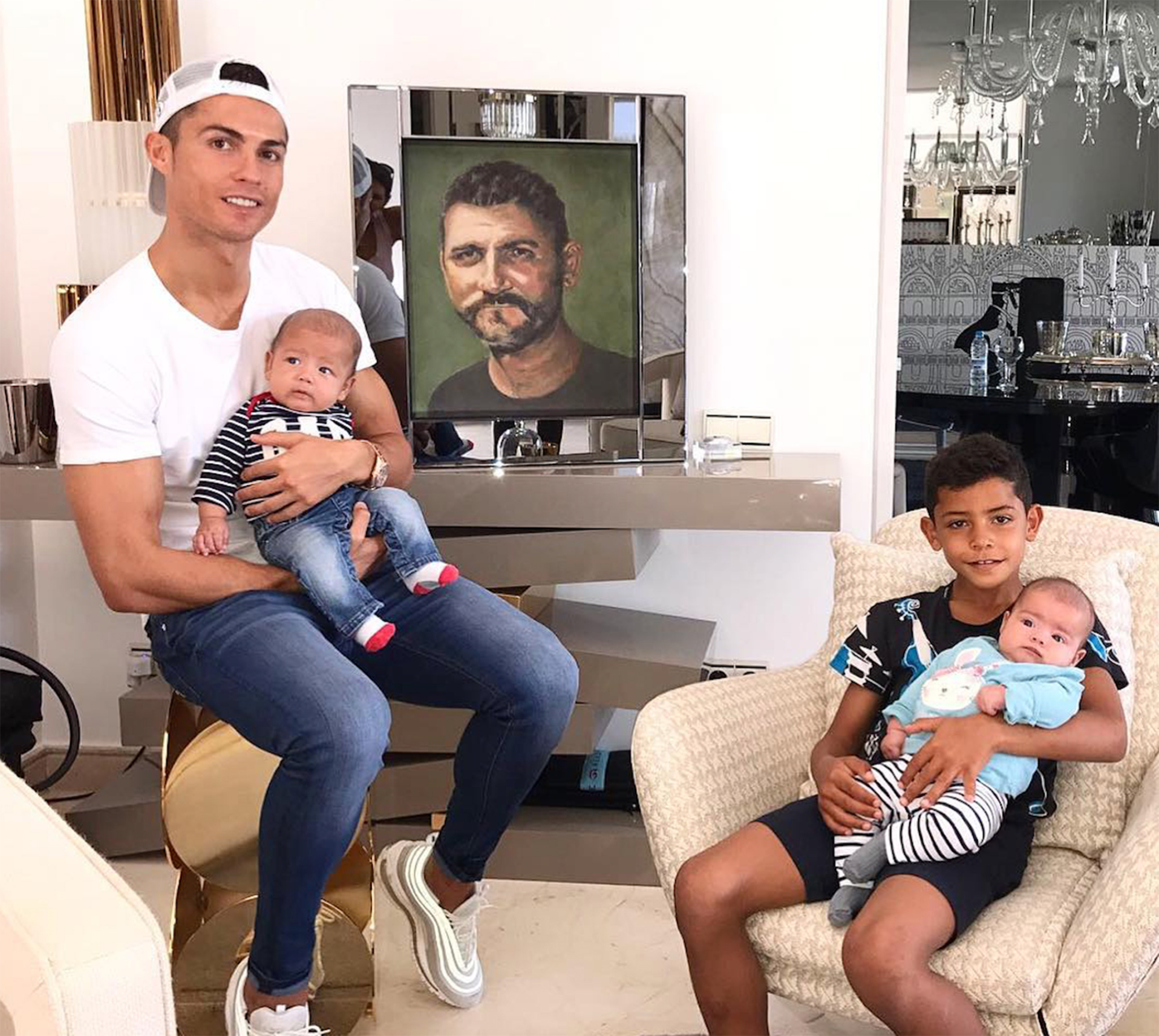 Rakaman Video Ini Menurut Netizen Tersangat Sweet Tapi Lucu, Cristiano Ronaldo Agak Bengang Anaknya Tak Tahu Nama Sendiri