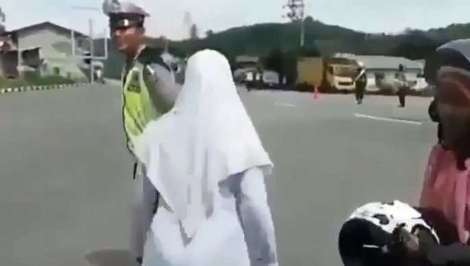 Rakaman Video Budak Sekolah Seorang Perempuan Melawan dan Menengking Polis Jadi Viral dan Kejutkan Ramai Netizen