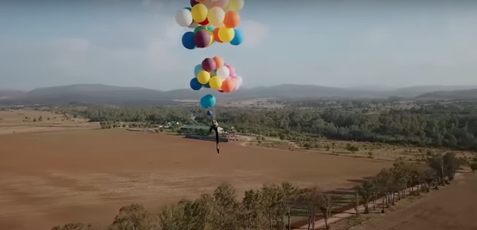 Lelaki Sahut Cabaran Untuk Terbang Naik Menggunakan 100 Biji Belon Yang Diikat Pada Sebuah Kerusi,Ini Yang Jadi Lepas Tu