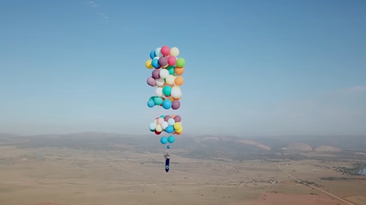 Lelaki Sahut Cabaran Untuk Terbang Naik Menggunakan 100 Biji Belon Yang Diikat Pada Sebuah Kerusi,Ini Yang Jadi Lepas Tu