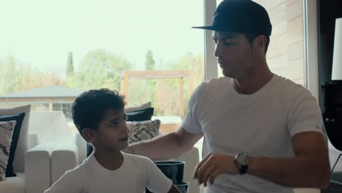 Rakaman Video Ini Menurut Netizen Tersangat Sweet Tapi Lucu, Cristiano Ronaldo Agak Bengang Anaknya Tak Tahu Nama Sendiri