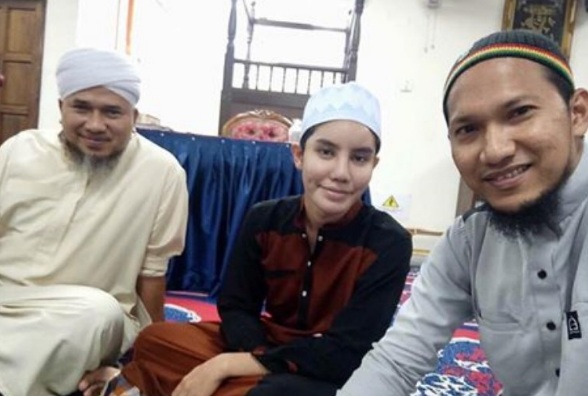 Demi Hijrah, Safiey Sanggup Buat Pembedahan Buang Silikon Pakai Gerudi,Allahuakhbar!!