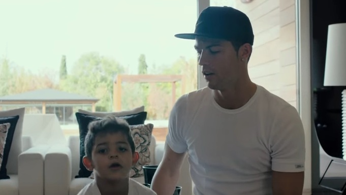 Rakaman Video Ini Menurut Netizen Tersangat Sweet Tapi Lucu, Cristiano Ronaldo Agak Bengang Anaknya Tak Tahu Nama Sendiri