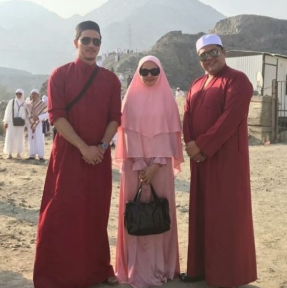 “Kalau Sekadar Baru Bertunang Kenapa Perlu Pergi Umrah Berdua Macam Tu?-“Netizen Persoal Kenapa Fattah dan Fazura Pergi Umrah Bersama Sampai Timbul Spekulasi