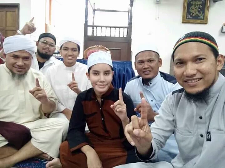 Demi Hijrah, Safiey Sanggup Buat Pembedahan Buang Silikon Pakai Gerudi,Allahuakhbar!!