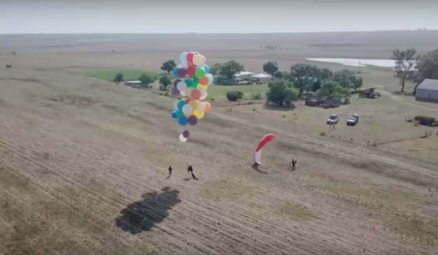 Lelaki Sahut Cabaran Untuk Terbang Naik Menggunakan 100 Biji Belon Yang Diikat Pada Sebuah Kerusi,Ini Yang Jadi Lepas Tu