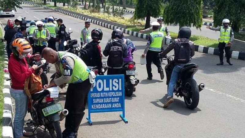 Rakaman Video Budak Sekolah Seorang Perempuan Melawan dan Menengking Polis Jadi Viral dan Kejutkan Ramai Netizen