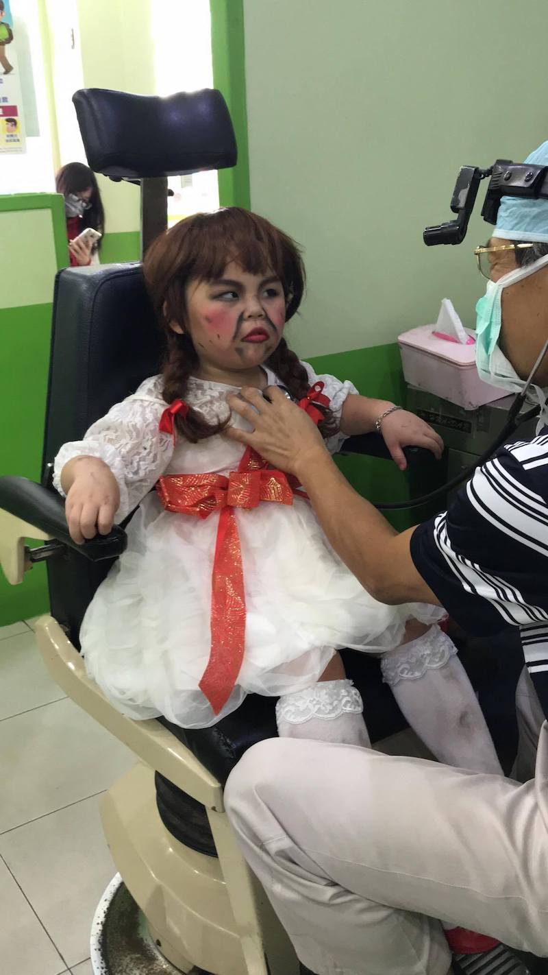 “Tak Tahu Nak Takut Ke Nak Gelak!”- Reaksi Budak Lelaki Dipaksa Untuk Pakai Kostum Anabelle Undang Tawa Netizen!