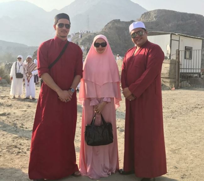 [Video] Bersemut! Ibu Fazura Tak Sedar Tercakap “Nak Doakan Hubungan ‘Mereka’ Berkekalan” Di Jabal Rahmah…