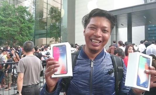 [Video] “So Sweet! Bertuahnya Isteri…”, Lelaki Dari JB Ini Beratur 3 Hari Beli iPhone X Untuk Isteri!