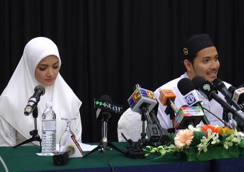 “Kalau Sekadar Baru Bertunang Kenapa Perlu Pergi Umrah Berdua Macam Tu?-“Netizen Persoal Kenapa Fattah dan Fazura Pergi Umrah Bersama Sampai Timbul Spekulasi