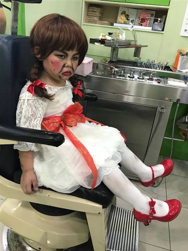 “Tak Tahu Nak Takut Ke Nak Gelak!”- Reaksi Budak Lelaki Dipaksa Untuk Pakai Kostum Anabelle Undang Tawa Netizen!