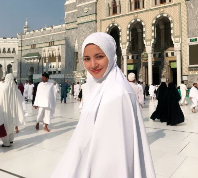 [Video] Bersemut! Ibu Fazura Tak Sedar Tercakap “Nak Doakan Hubungan ‘Mereka’ Berkekalan” Di Jabal Rahmah…