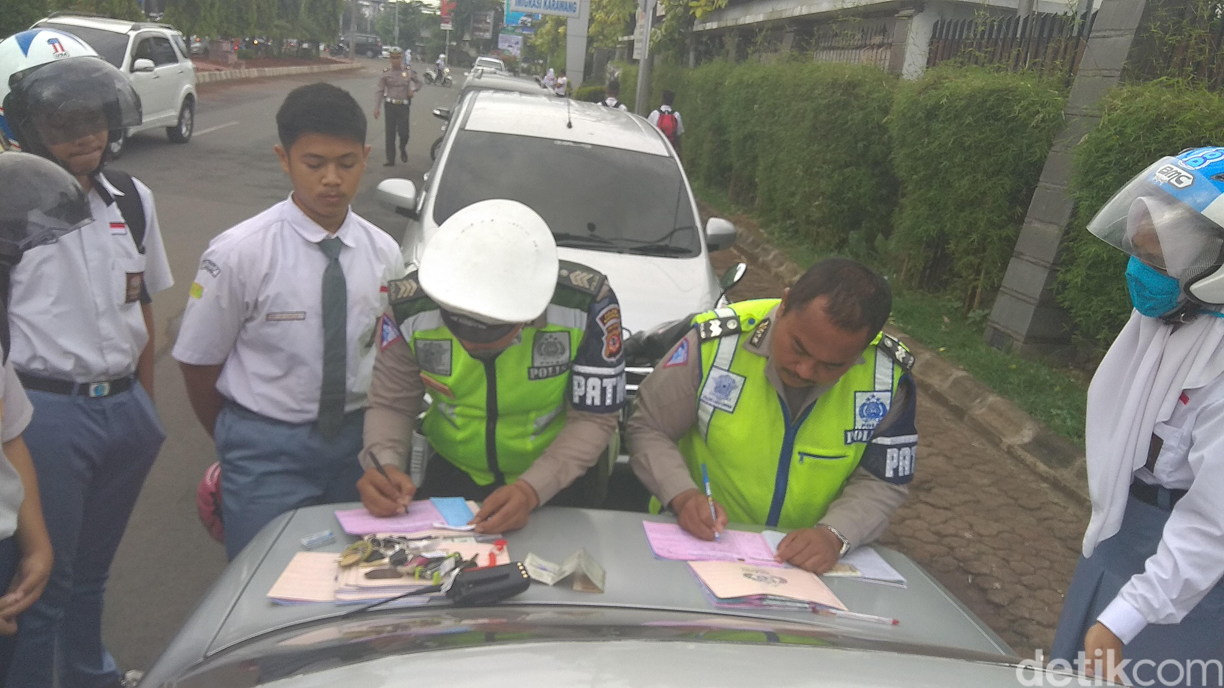 Rakaman Video Budak Sekolah Seorang Perempuan Melawan dan Menengking Polis Jadi Viral dan Kejutkan Ramai Netizen