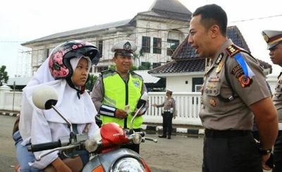 Rakaman Video Budak Sekolah Seorang Perempuan Melawan dan Menengking Polis Jadi Viral dan Kejutkan Ramai Netizen