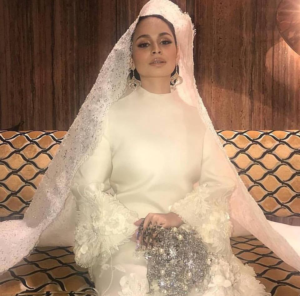 “Baju Keras Jalan Macam RoboCop, Veil Roti Tisu..” Busana Pengantin Izara Dikritik Hebat?