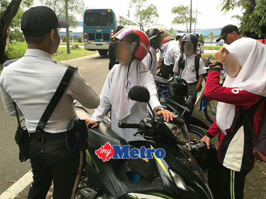 Rakaman Video Budak Sekolah Seorang Perempuan Melawan dan Menengking Polis Jadi Viral dan Kejutkan Ramai Netizen