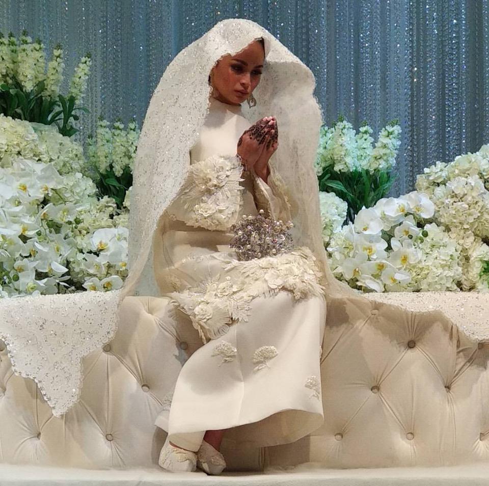 “Baju Keras Jalan Macam RoboCop, Veil Roti Tisu..” Busana Pengantin Izara Dikritik Hebat?