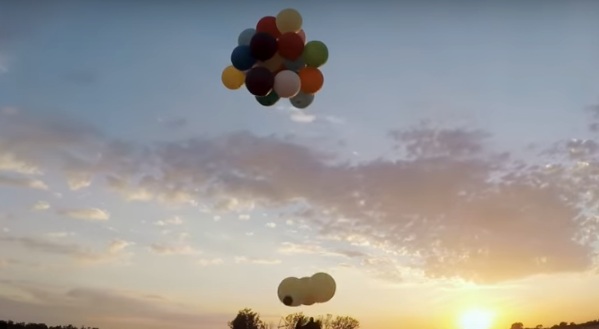 Lelaki Sahut Cabaran Untuk Terbang Naik Menggunakan 100 Biji Belon Yang Diikat Pada Sebuah Kerusi,Ini Yang Jadi Lepas Tu