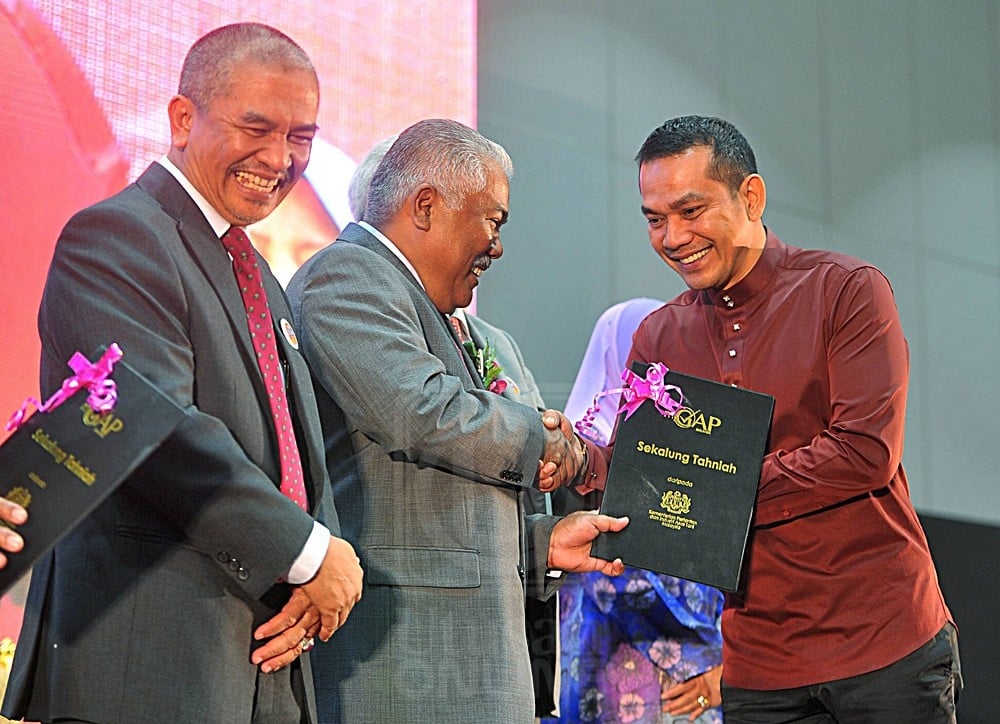 Datuk Rosyam Buka Kedai Jual Ayam, Harga Ayam Yang Dijual Buat Ramai Netizen Nak Menangis