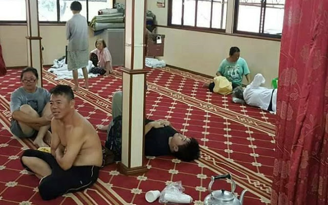 Tak Kisah Dikecam Pelawa Bukan Islam Berteduh Di Surau Kerana Banjir, Tindakan Bilal Ini Dipuji Netizen!