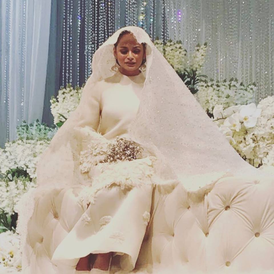 “Baju Keras Jalan Macam RoboCop, Veil Roti Tisu..” Busana Pengantin Izara Dikritik Hebat?