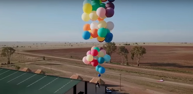 Lelaki Sahut Cabaran Untuk Terbang Naik Menggunakan 100 Biji Belon Yang Diikat Pada Sebuah Kerusi,Ini Yang Jadi Lepas Tu