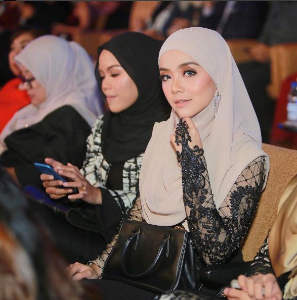 “Dulu Alim Je Dia Ni…”, -Pakai Inner Warna Kulit Ke ASK 2017, Mira Filzah Ditegur Netizen Prihatin!