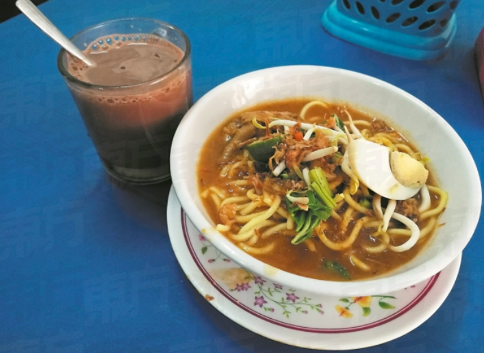 Kedai Makan Lelaki Ini Buat Ramai Orang Tersentuh Hati dan Sebak Kerana Masih Menjual Makan Minum Dengan Harga RM1