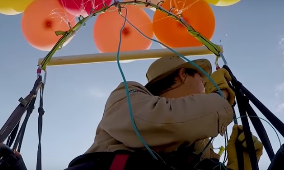 Lelaki Sahut Cabaran Untuk Terbang Naik Menggunakan 100 Biji Belon Yang Diikat Pada Sebuah Kerusi,Ini Yang Jadi Lepas Tu