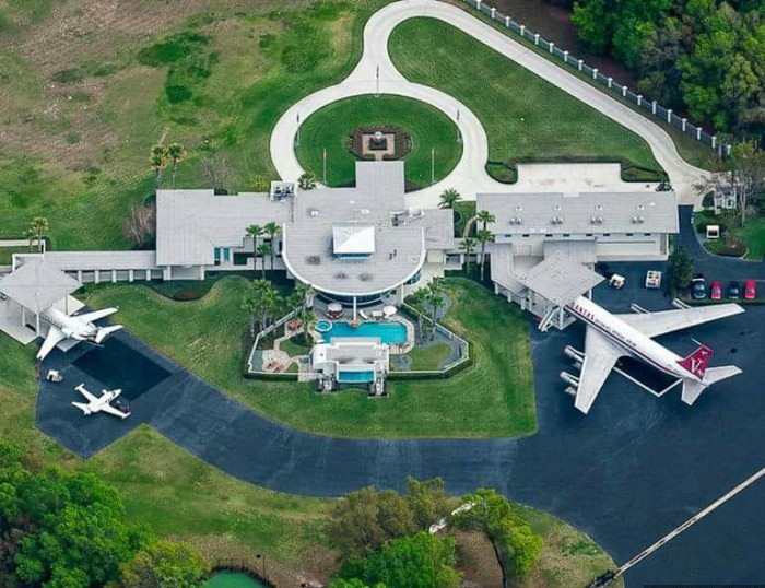 Inilah Rumah Orang Super Kaya,Bukan Sahaja Ada Private Jet, Tapi Siap Ada Lapangan Terbang  Lagi Dekat Laman Rumah,Fuh!!!