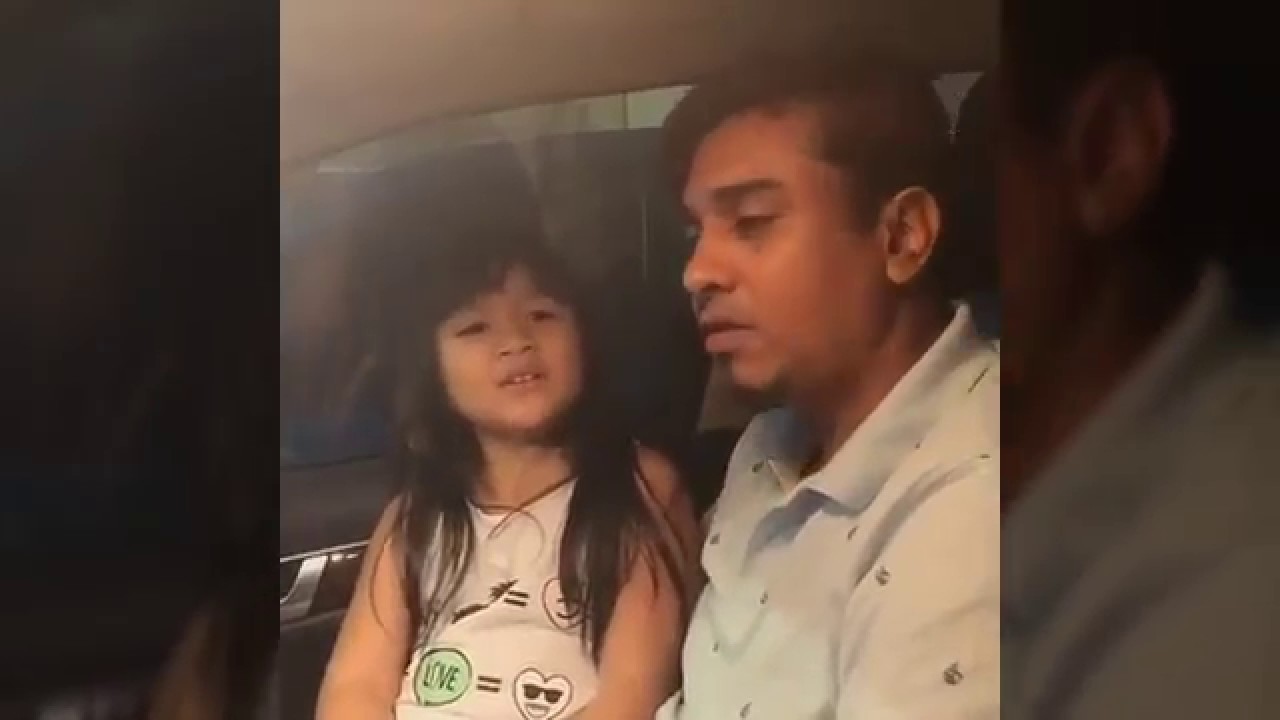 Gelagat Azad Jasmin dengan Anak Dia Ammara Dekat Kolam Renang Buat Netizen Gelak Pecah Perut, Lawak Betul Dorang Anak Beranak