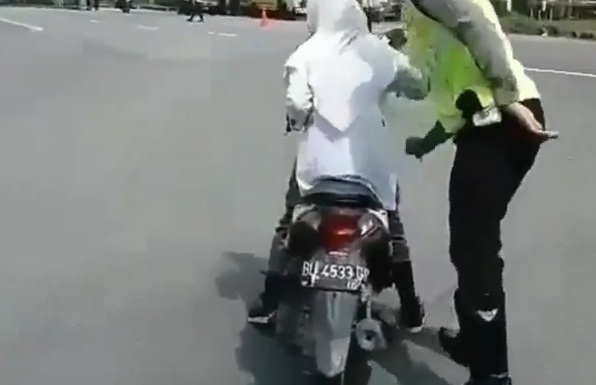 Rakaman Video Budak Sekolah Seorang Perempuan Melawan dan Menengking Polis Jadi Viral dan Kejutkan Ramai Netizen