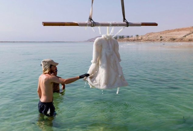 Seorang Artis Merendam Baju Ini Selama 2 Tahun Di Dalam Laut Mati Dan Hasilnya Sangat Mengagumkan Dan Tidak Di Sangka-Sangka..!