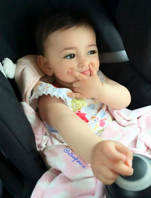 [FOTO] Masih Ingat Bayi Viral Ini? Kini Sudah Berusia 1 Tahun, Makin Comel & Aktif! Geram!