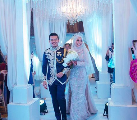 Buat Sekadar Mampu – Sekali Lagi Perkahwinan Pasangan Ini Tarik Perhatian Netizen. Macam Raja British!