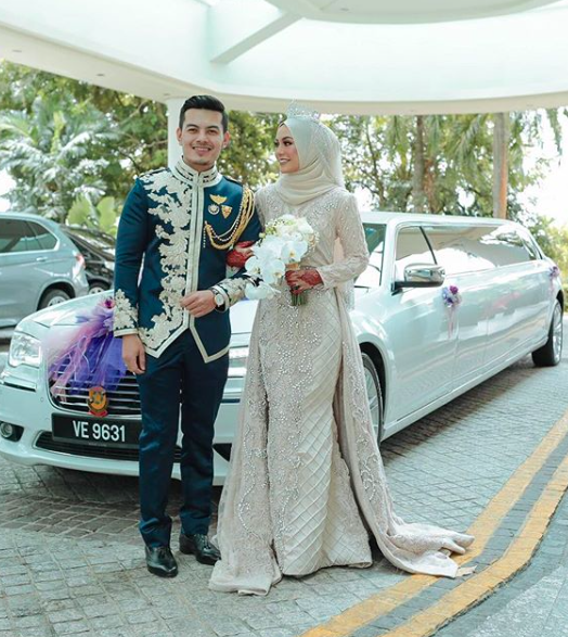 Buat Sekadar Mampu – Sekali Lagi Perkahwinan Pasangan Ini Tarik Perhatian Netizen. Macam Raja British!
