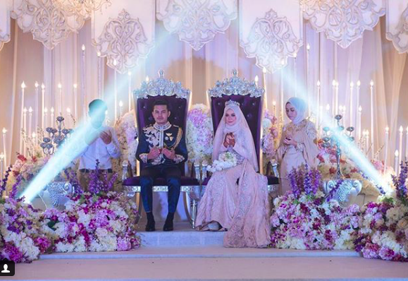 Buat Sekadar Mampu – Sekali Lagi Perkahwinan Pasangan Ini Tarik Perhatian Netizen. Macam Raja British!