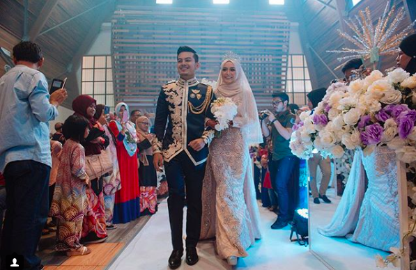 Buat Sekadar Mampu – Sekali Lagi Perkahwinan Pasangan Ini Tarik Perhatian Netizen. Macam Raja British!